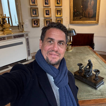 Pierre Matta avec les tableaux