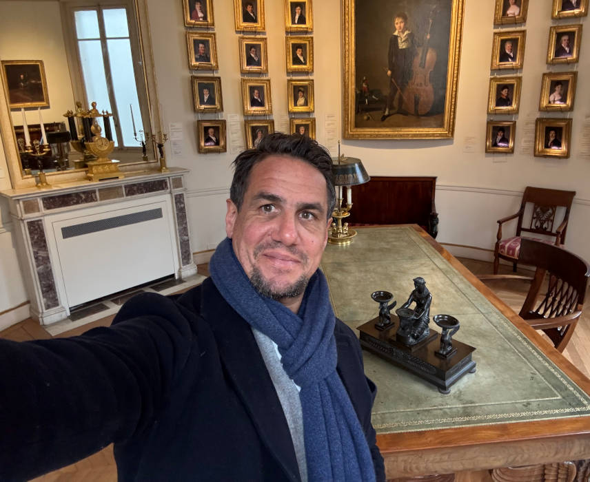Pierre Matta et les tableaux